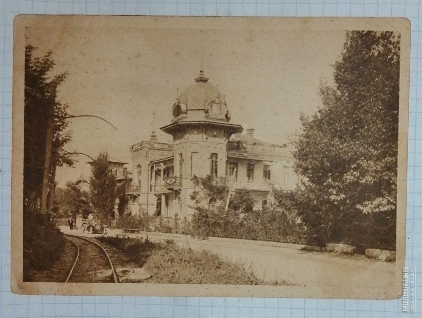 Здание городской думы пятигорск. Старинная архитектура пятигорска. Фотографии старинного пятигорска. Пятигорск 19 век. Гостиница эрмитаж пятигорск.