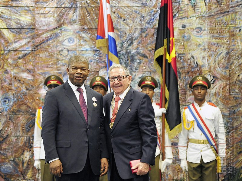 Вручение_ордена_Хосе_Марти_Президенту_Анголы-2.jpg