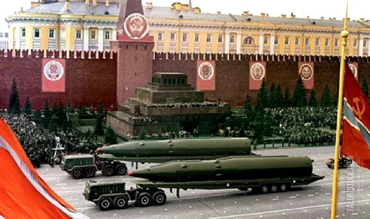 На_Красной_площади_тягачи_МАЗ-537_буксируют_тележки_с_баллистическими_ракетами_Р-26NySdo.jpg