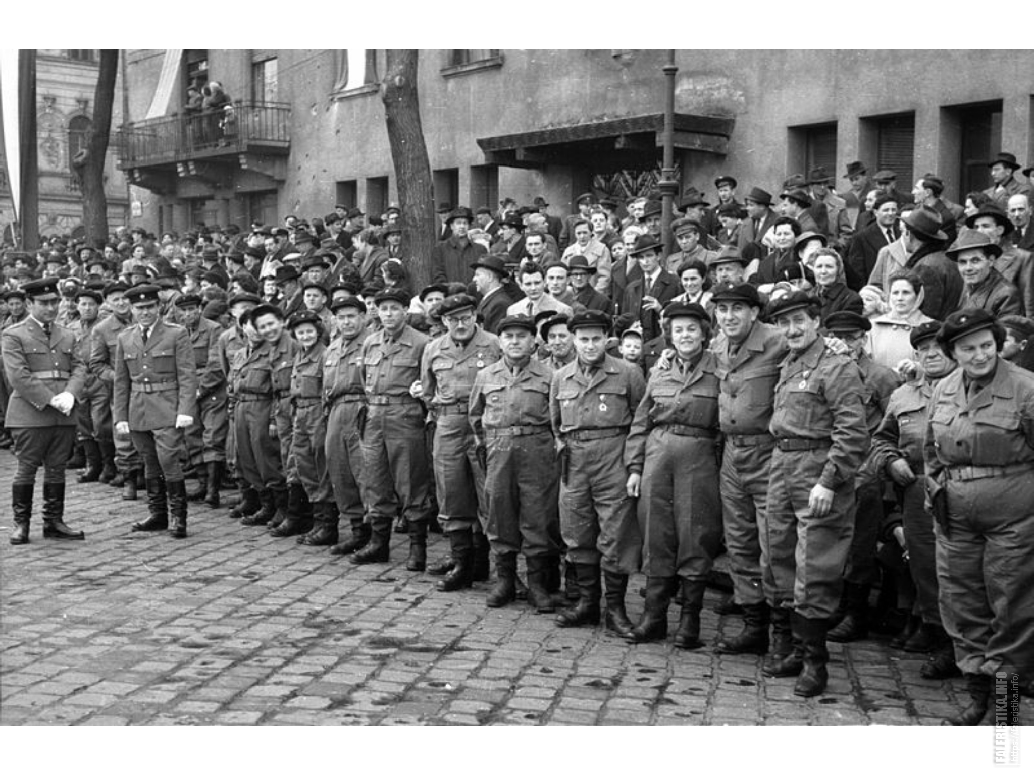 FortepanAz1958-asaprilis4-ikatonaidiszszemlenezőkozonsege79554_1.jpg