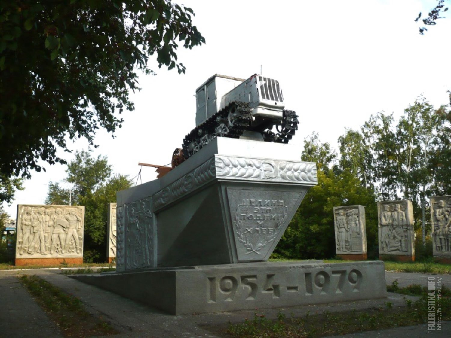 Поселок русская поляна. Русская Поляна (рабочий посёлок, Омская область). Памятник Целина русская Поляна. Омская область русско-Полянский район рабочий поселок русская Поляна. Русская поняла Омской области.