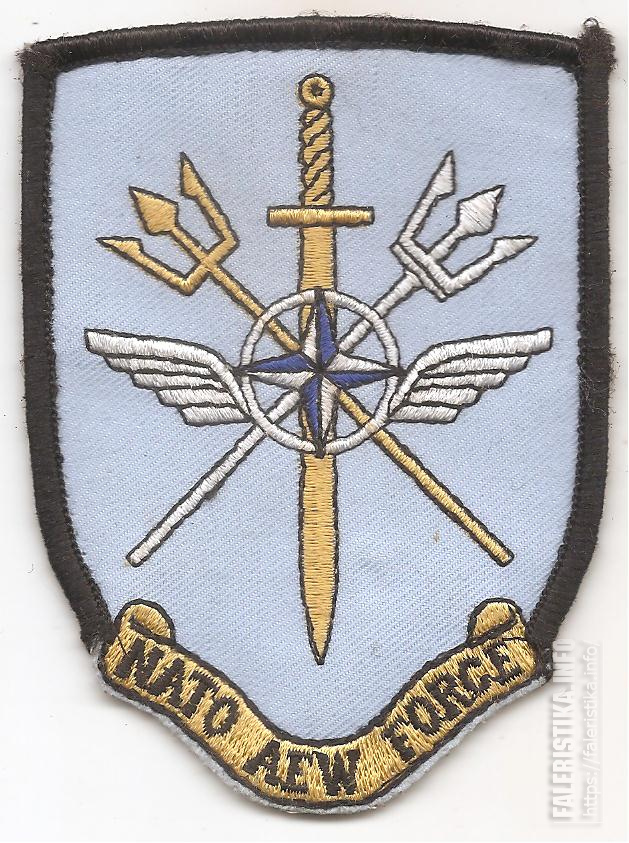 Нарукавный_знак_воздушных_сил_раннего_предупреждения_и_управления_НАТО_NAEWCF_размещены_на_авиабазе_НАТО_в_Г6oVLd.jpg