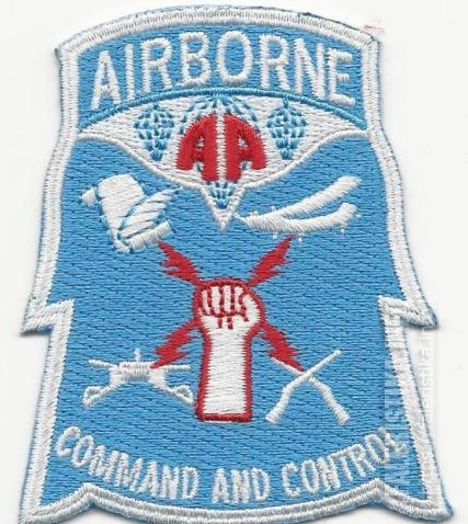 Нарукавный_знак_батальона_управления_и_контроля_82-й_воздушно-десантной_дивизии_Армии_США.jpg